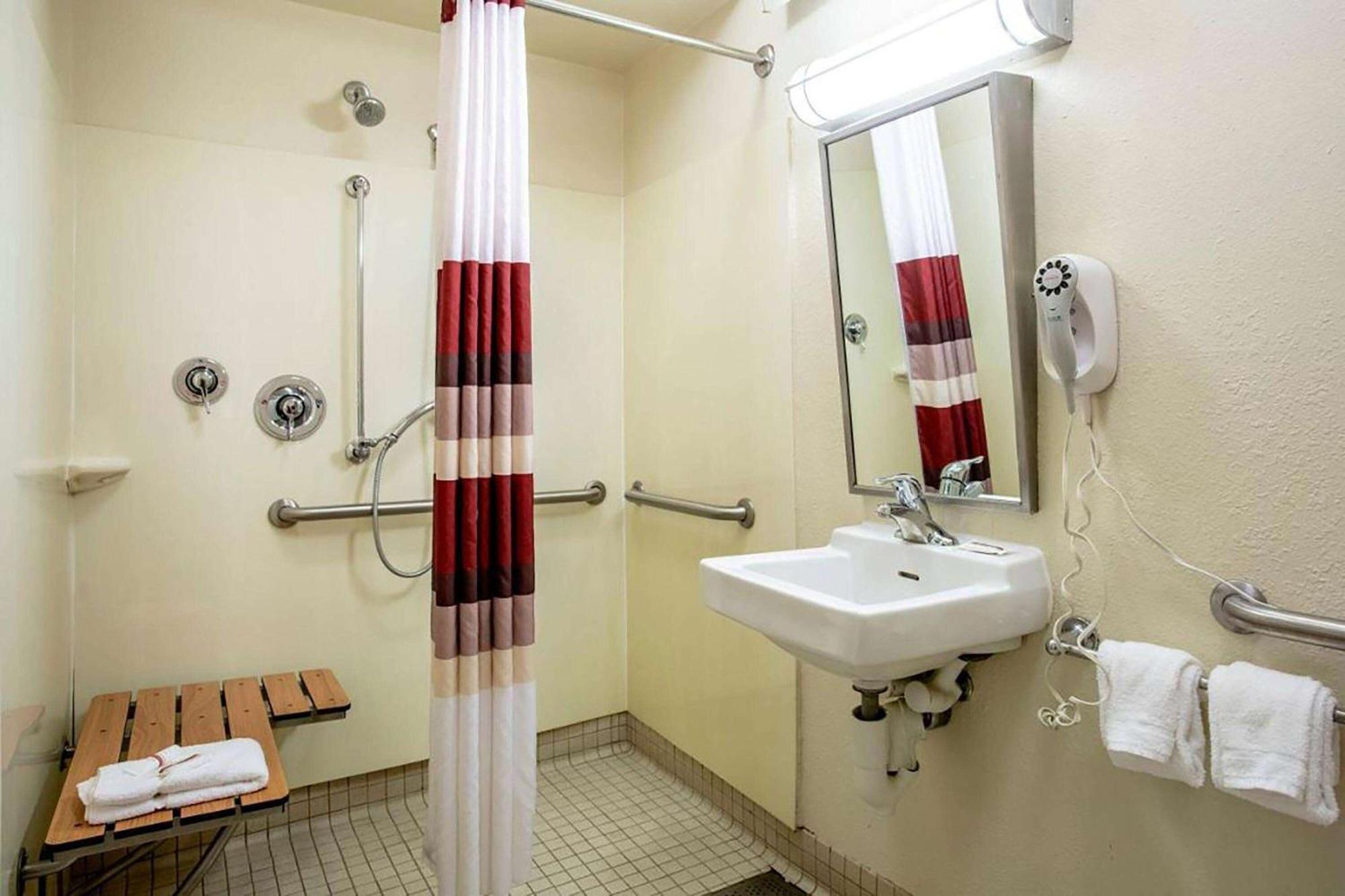 Hotel Super 8 By Wyndham Deerfield - Northbrook Esterno foto